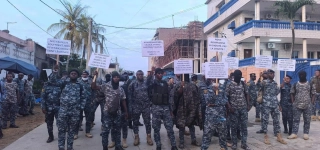 affaires-maritimes-la-greve-des-agents-reprimee-par-les-forces-de-lordre