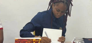 litterature-anka-dem-met-carriere-en-dessus-dessous-avec-un-nouvel-ouvrage