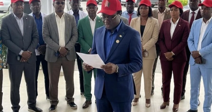 lutte-contre-la-cherte-de-la-vie-les-chapeaux-rouges-poussent-pour-avoir-gain-de-cause