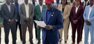 lutte-contre-la-cherte-de-la-vie-les-chapeaux-rouges-poussent-pour-avoir-gain-de-cause