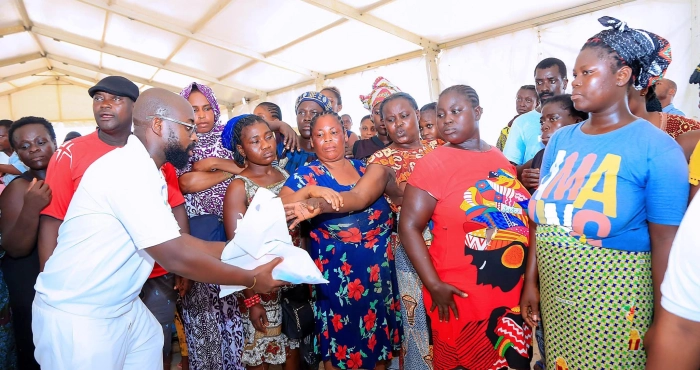 deguerpissement-a-port-bouet-emmou-sylvestre-reconnaissant-aux-bienfaiteurs-des-sinistres