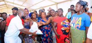 deguerpissement-a-port-bouet-emmou-sylvestre-reconnaissant-aux-bienfaiteurs-des-sinistres