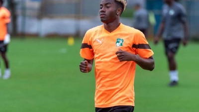 asalfo-a-la-rescousse-de-simon-adingra-apres-son-but-rate-face-a-lallemagne