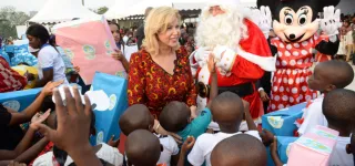madame-dominique-ouattara-presidente-de-la-fondation-children-of-africa-chaque-enfant-quel-que-soit-le-milieu-social-dont-il-est-issu-devrait-vivre-des-moments-de-bonheur-pendant-les-fetes-de-noel