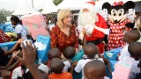 madame dominique ouattara presidente de la fondation children of africa chaque enfant quel que soit le milieu social dont il est issu devrait vivre des moments de bonheur pendant les fetes de noel