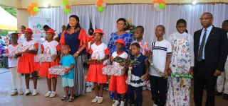 arbre-de-noel-adama-kamara-comble-les-pensionnaires-de-lecole-des-aveugles