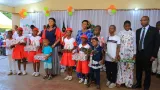 arbre de noel adama kamara comble les pensionnaires de lecole des aveugles