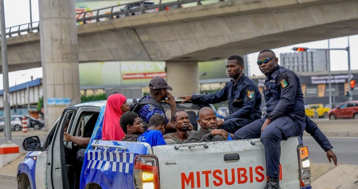 desordre-urbain-cisse-bacongo-lance-une-vaste-operation-de-liberation-des-emprises-sous-les-ponts-et-echangeurs