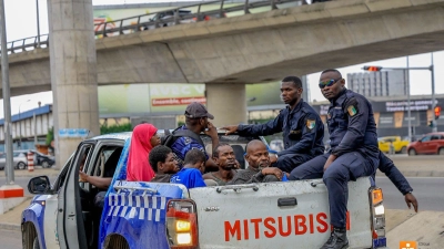 desordre-urbain-cisse-bacongo-lance-une-vaste-operation-de-liberation-des-emprises-sous-les-ponts-et-echangeurs