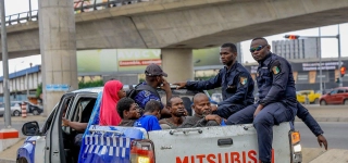 desordre-urbain-cisse-bacongo-lance-une-vaste-operation-de-liberation-des-emprises-sous-les-ponts-et-echangeurs