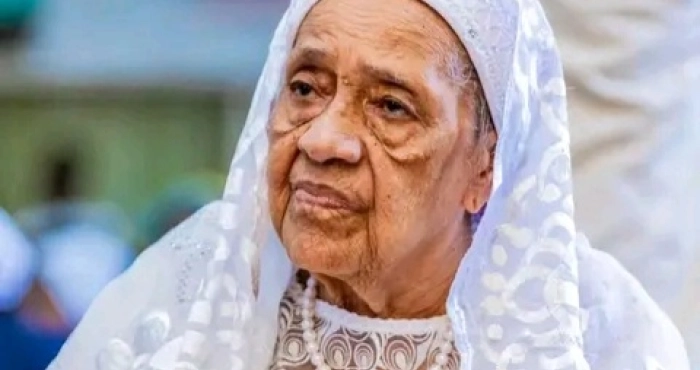 guinee-mamadi-doumbouya-pleure-la-disparition-de-hadja-andree-toure-veuve-de-lancien-president-ahmed-sekou-toure