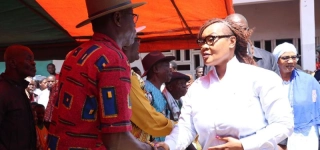 deguerpissement-a-koumassi-campement-voici-comment-la-ministre-myss-belmonde-dogo-a-etabli-le-contact-avec-alloui-brou-jacques