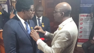 distinction-alexandre-koffi-asse-ambassadeur-de-la-paix-il-recoit-ses-insignes