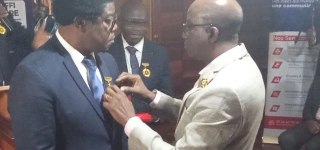 distinction-alexandre-koffi-asse-ambassadeur-de-la-paix-il-recoit-ses-insignes