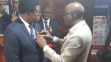 distinction-alexandre-koffi-asse-ambassadeur-de-la-paix-il-recoit-ses-insignes