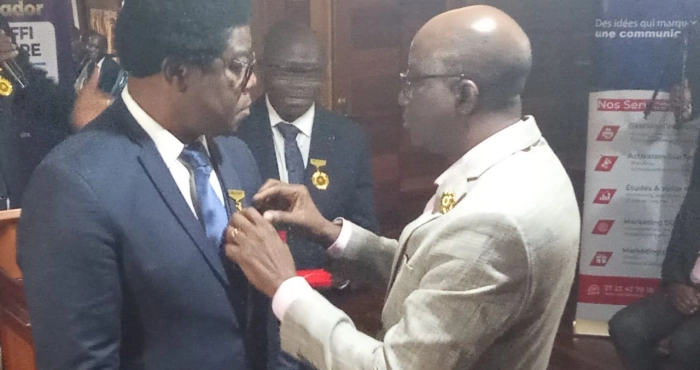 distinction-alexandre-koffi-asse-ambassadeur-de-la-paix-il-recoit-ses-insignes