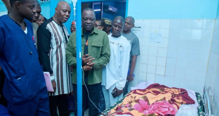 drame-du-fromager-de-bouake-le-maire-amadou-kone-rend-visite-aux-victimes