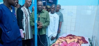drame-du-fromager-de-bouake-le-maire-amadou-kone-rend-visite-aux-victimes