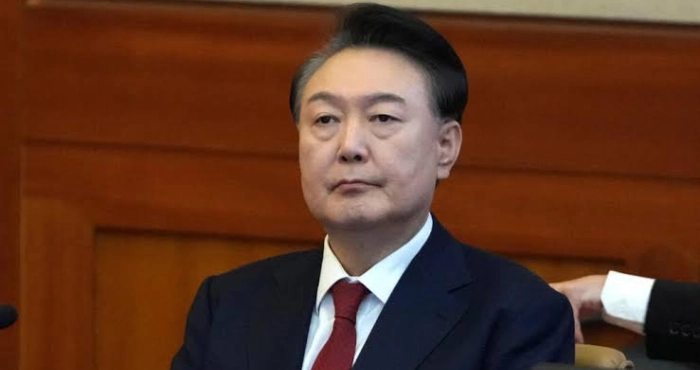 coree-du-sud-lex-president-yoon-suk-yeol-condamne-a-deux-ans-de-prison-pour-des-sondages-illegaux