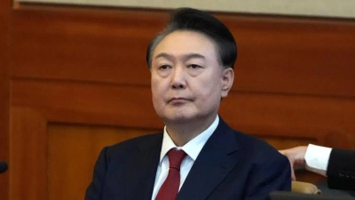 coree-du-sud-lex-president-yoon-suk-yeol-condamne-a-deux-ans-de-prison-pour-des-sondages-illegaux