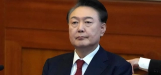 coree-du-sud-lex-president-yoon-suk-yeol-condamne-a-deux-ans-de-prison-pour-des-sondages-illegaux