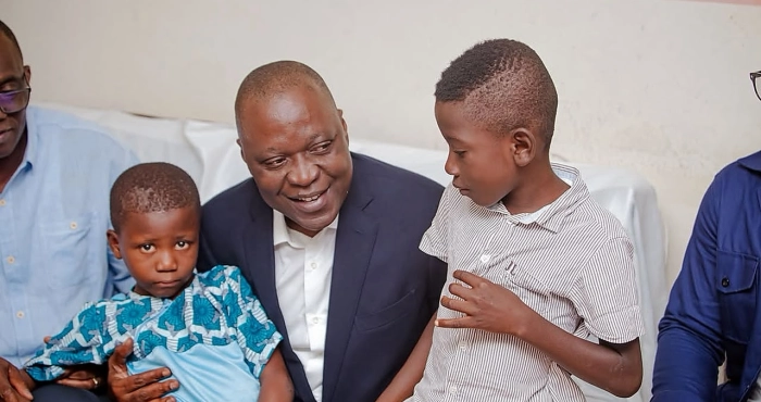 le-gouvernement-au-chevet-de-la-famille-du-livreur-assassine-a-abidjan
