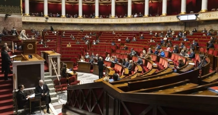 reseaux-sociaux-le-parlement-francais-adopte-linterdiction-aux-moins-de-15-ans-et-bannit-les-telephones-portables-des-lycees