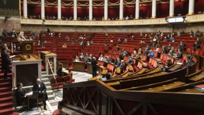 reseaux-sociaux-le-parlement-francais-adopte-linterdiction-aux-moins-de-15-ans-et-bannit-les-telephones-portables-des-lycees
