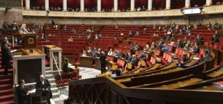reseaux-sociaux-le-parlement-francais-adopte-linterdiction-aux-moins-de-15-ans-et-bannit-les-telephones-portables-des-lycees