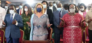 noel-a-assinie-mafia-dominique-ouattara-vient-au-secours-de-la-paroisse-detruite