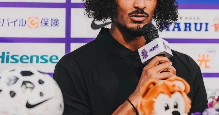 football-sebastien-haller-officiellement-presente-par-son-nouveau-club-hiroshima