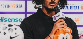 football-sebastien-haller-officiellement-presente-par-son-nouveau-club-hiroshima