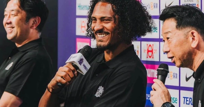 a-32-ans-sebastien-haller-debarque-a-sanfrecce-hiroshima-au-japon