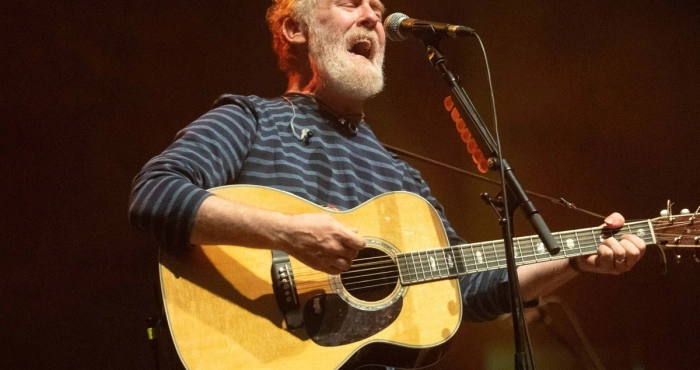 le-chanteur-et-musicien-irlandais-glen-hansard-est-mort-a-56-ans-apres-un-accident-de-la-route