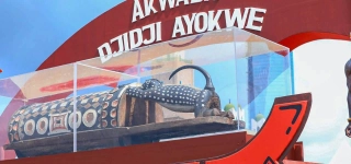 le-tambour-parleur-djidji-ayokwe-retrouve-son-village-dorigine-avant-de-rejoindre-le-musee-des-civilisations