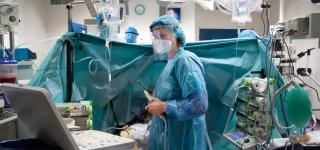 france-des-dizaines-de-medecins-hospitaliers-sommes-de-rembourser-leurs-primes