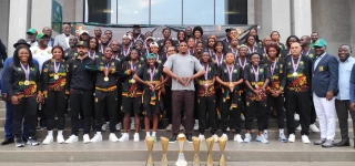 championnes-dafrique-les-lionnes-indomptables-recoivent-les-felicitations-de-samuel-etoo-leur-president