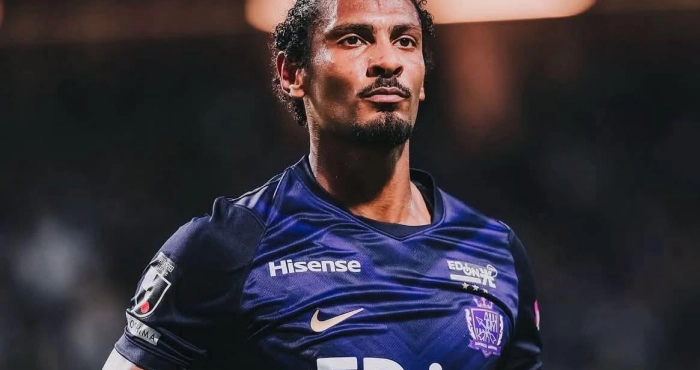 football-haller-brille-au-japon-et-fait-gagner-son-equipe