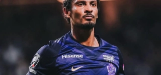 football-haller-brille-au-japon-et-fait-gagner-son-equipe