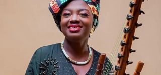 astar-kora-artiste-musicienne-a-coeur-ouvert-quand-je-suis-rentree-a-linsaac-la-kora-ma-parle