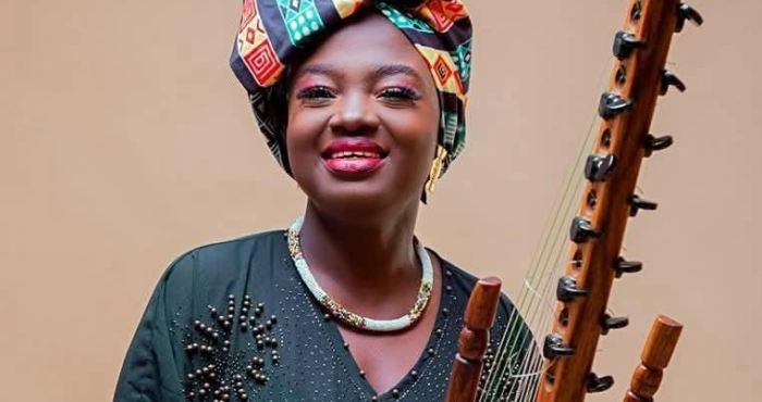 astar-kora-artiste-musicienne-a-coeur-ouvert-quand-je-suis-rentree-a-linsaac-la-kora-ma-parle