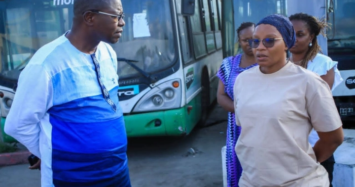 incendie-de-55-bus-de-la-sotra-a-koumassi-le-maire-toussaint-narcisse-balley-se-rend-a-la-gare