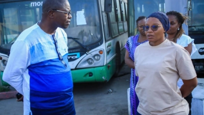 incendie-de-55-bus-de-la-sotra-a-koumassi-le-maire-toussaint-narcisse-balley-se-rend-a-la-gare