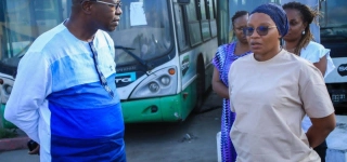 incendie-de-55-bus-de-la-sotra-a-koumassi-le-maire-toussaint-narcisse-balley-se-rend-a-la-gare