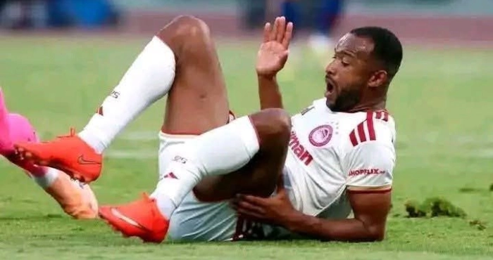football-le-joueur-marocain-ayoub-el-kaabi-victime-dune-grosse-fracture-du-tibia