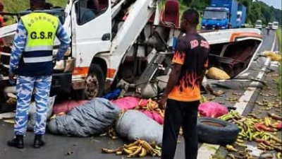 accident-de-route-un-mini-car-de-transport-percute-un-camion-remorque-au-pk-80