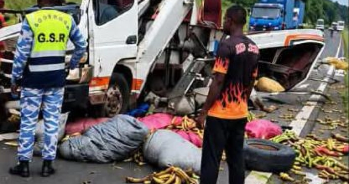 accident-de-route-un-mini-car-de-transport-percute-un-camion-remorque-au-pk-80