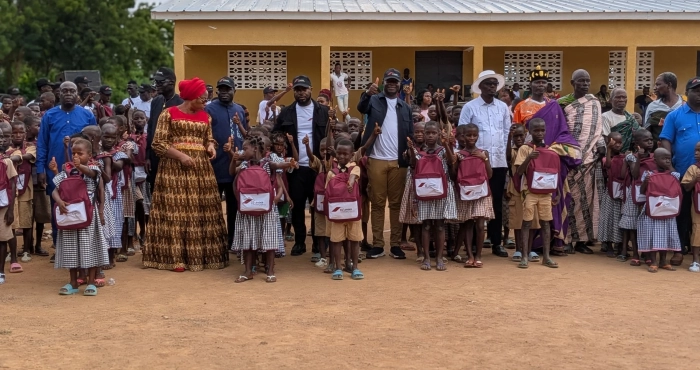 rentree-scolaire-une-structure-immobiliere-offre-des-kits-scolaires-a-219-eleves-du-village-de-minambo