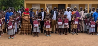 rentree-scolaire-une-structure-immobiliere-offre-des-kits-scolaires-a-219-eleves-du-village-de-minambo