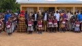 rentree-scolaire-une-structure-immobiliere-offre-des-kits-scolaires-a-219-eleves-du-village-de-minambo